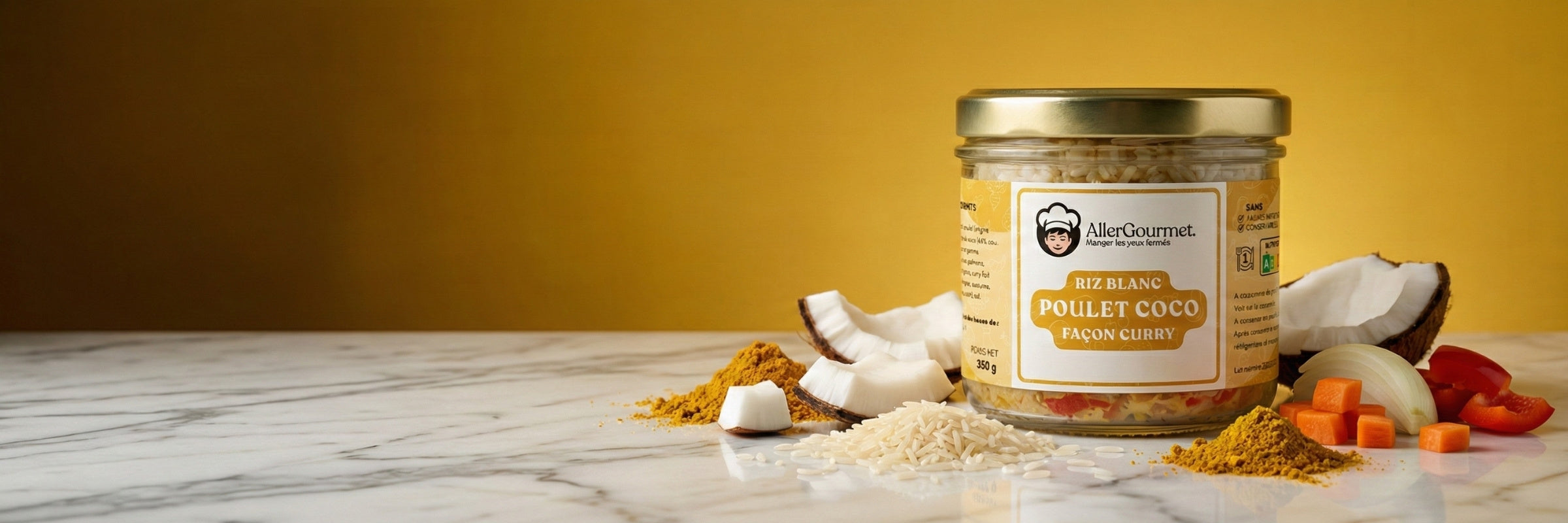 bannière avec sur la droite un bocal riz poulet coco curry et des ingrédients de la recette sur une table en marbre. fond jaune curry.