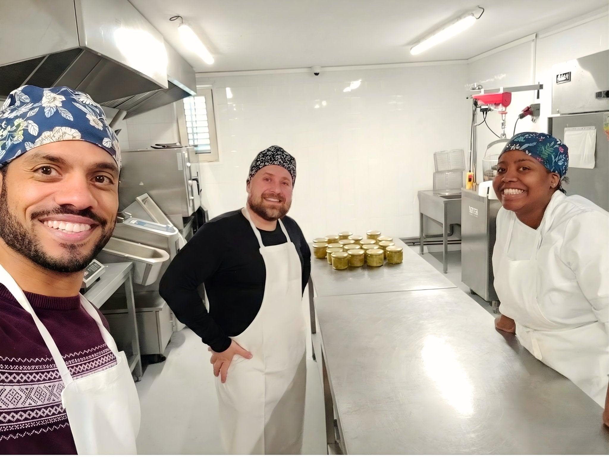 L'équipe fondatrice d'AllerGourmet dans un laboratoire de cuisine pour préparer les bocaux